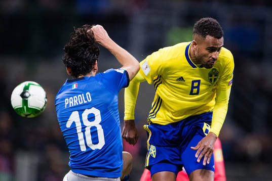 Italiens Marco Parolo i en nickduell med Sveriges Isaac