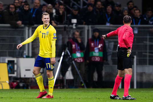 Sveriges Viktor Claesson ler åt domare Antonio Mateu Lahoz