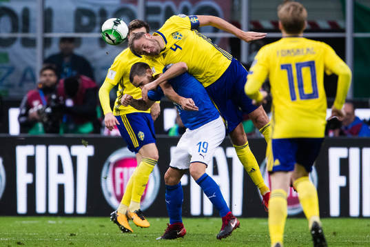 Italiens Leonardo Bonucci i en nickduell med Sveriges