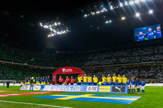 Italiens och Sveriges spelare ställer upp sig