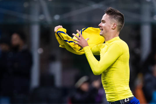 Sveriges Mikael Lustig jublar