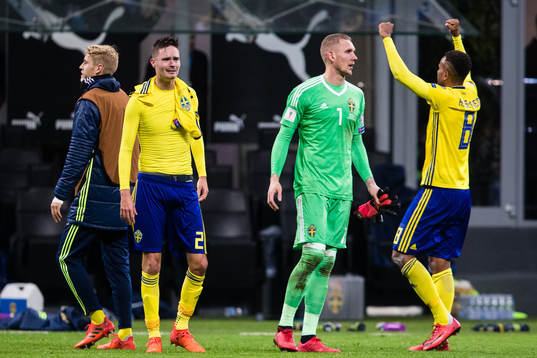 Sveriges Mikale Lustig, målvakt Robin Olsen och Isaac