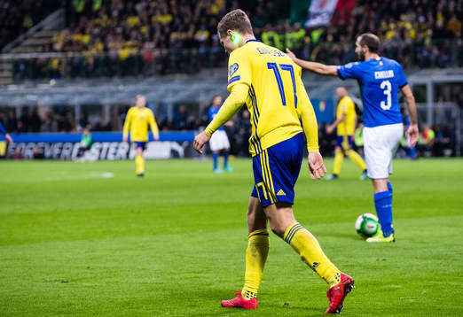 Någon lyser med grön laser på Sveriges Viktor Claesson