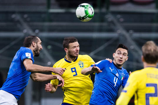 Italiens Giorgio Chiellini och Matteo Darmian i en