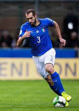 Italiens Giorgio Chiellini med bollen