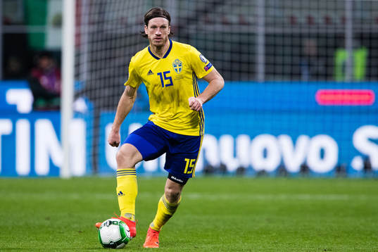 Sveriges Gustav Svensson med bollen