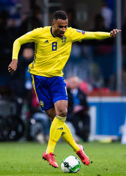 Sveriges Isaac Kiese Thelin med bollen