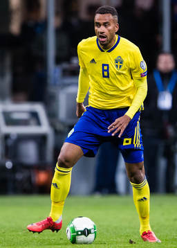 Sveriges Isaac Kiese Thelin med bollen