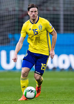 Sveriges Gustav Svensson med bollen