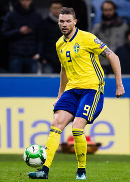 Sveriges Marcus Berg med bollen