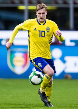 Sveriges Emil Forsberg med bollen