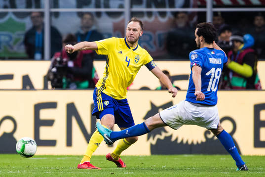 Sveriges Andreas Granqvist i kamp om bollen med Italiens