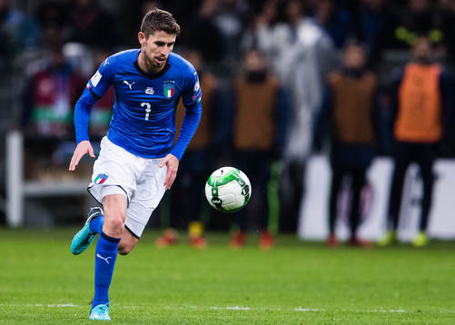 Italiens Jorginho med bollen