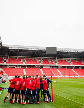 Players and staff of Norway gather in a circle