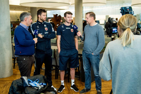 Commentator Kenneth Fredheim, goalkeeper Rune Almenning