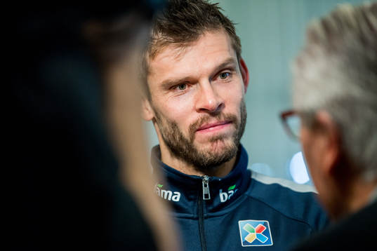 Goalkeeper Rune Almenning Jarstein of Norway talks to
