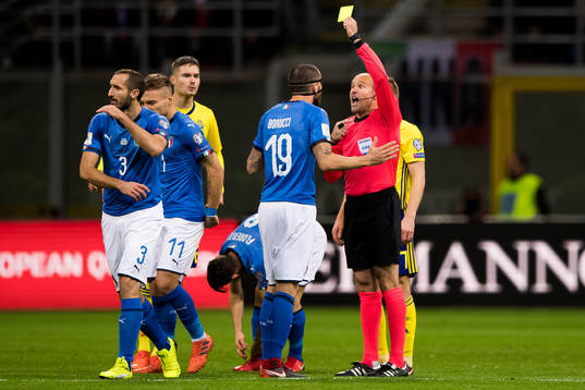Italiens Leonardo Bonucci får gult kort