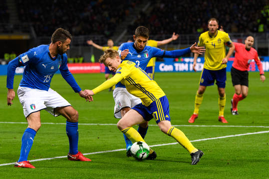 Italiens Andrea Barzagli och Daniele Rugani försvarar mot