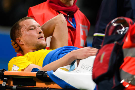 Sveriges Jakob Johansson bärs ut på bår