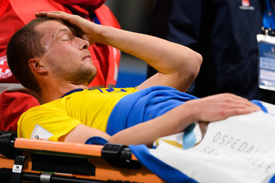 Sveriges Jakob Johansson bärs ut på bår