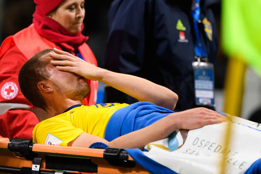 Sveriges Jakob Johansson bärs ut på bår