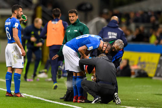 Italiens Leonardo Bonucci får medicinsk hjälp