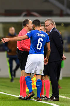 Domare Antonio Mateu Lahoz pratar med Sveriges