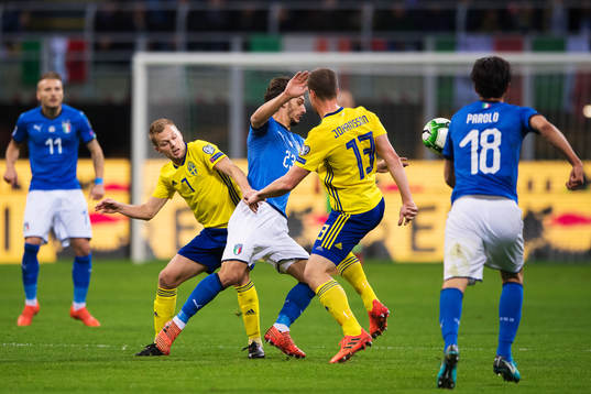 Sveriges Sebastian Larsson och Jakob Johansson utmanas av