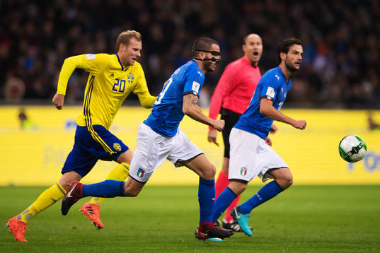 Sveriges Ola Toivonen jagar Italiens Leonardo Bonucci