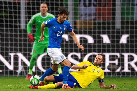Italiens Manolo Gabbiadini stoppas av Sveriges Andreas