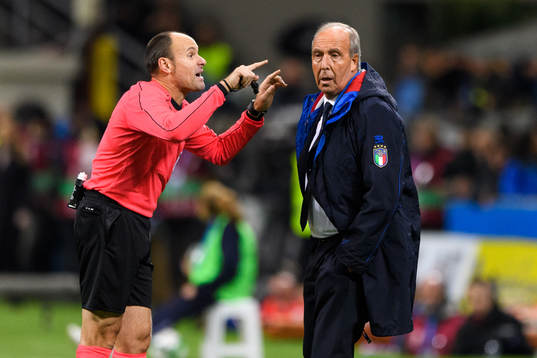 Domare Antonio Mateu Lahoz pratar med Italiens