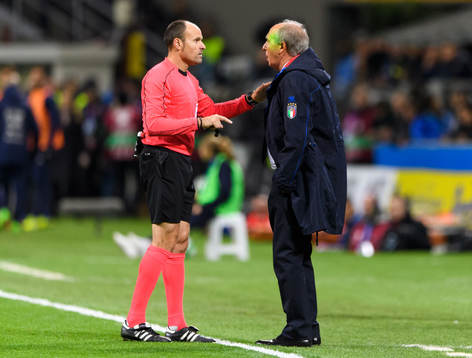 Domare Antonio Mateu Lahoz pratar med Italiens
