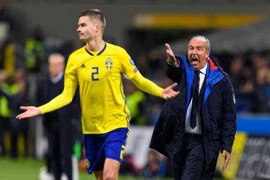 Sveriges Mikael Lustig och Italiens förbundskapten Gian
