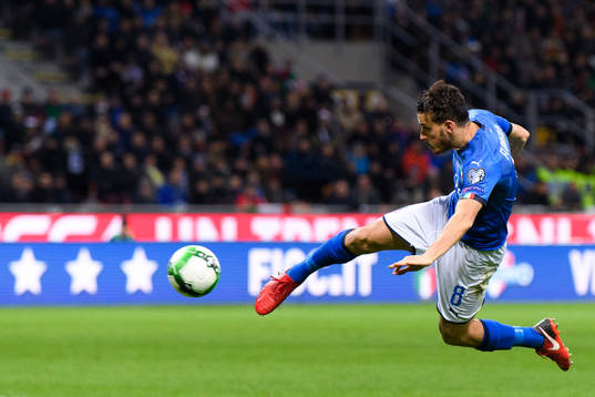 Italiens Alessandro Florenzi skjuter mot mål