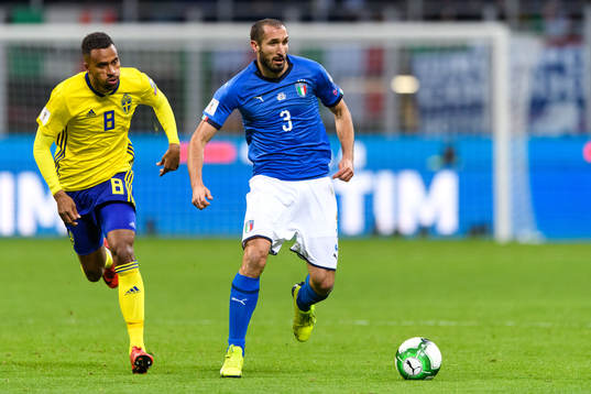 Sveriges Isaac Kiese Thelin och Italiens Giorgio Chiellini