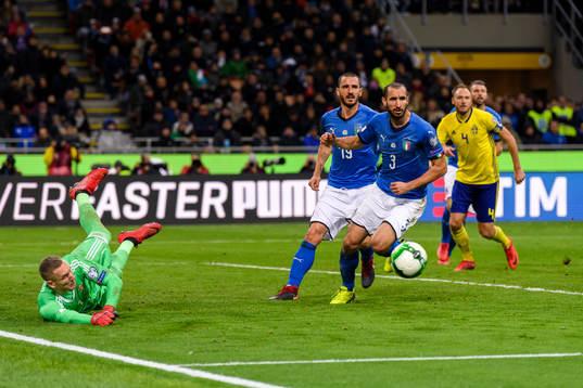 Sveriges målvakt Robin Olsen räddar skott