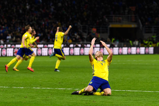 Sveriges Sebastian Larsson jublar