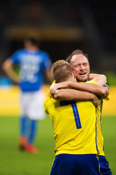 Sveriges Sebastian Larsson och Andreas Granqvist kramar om