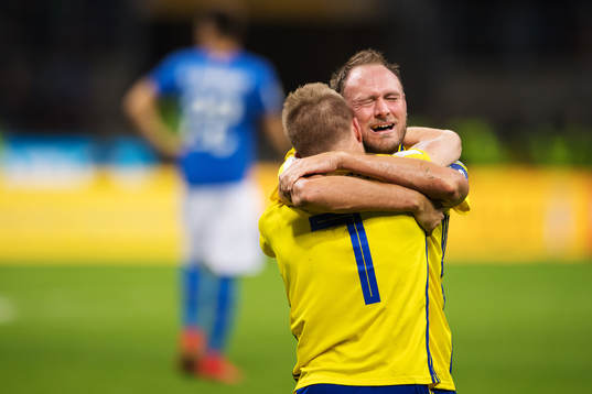 Sveriges Sebastian Larsson och Andreas Granqvist kramar om