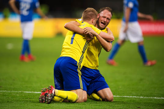 Sveriges Sebastian Larsson och Andreas Granqvist kramar om