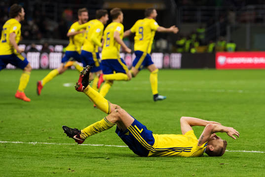 Sveriges Sebastian Larsson jublar