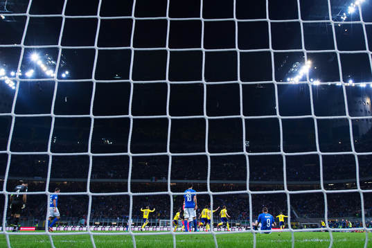 Sveriges spelare jublar och Italiens spelare deppar på