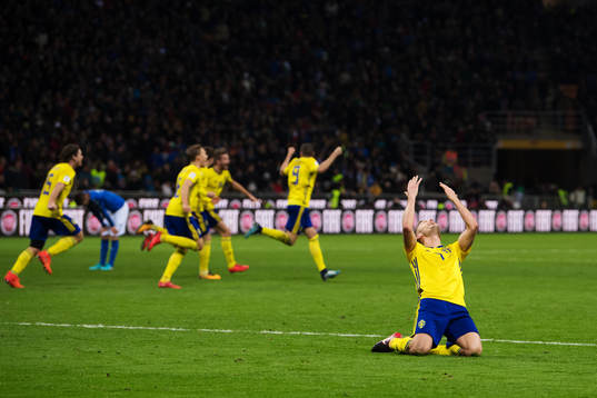 Sveriges Sebastian Larsson jublar