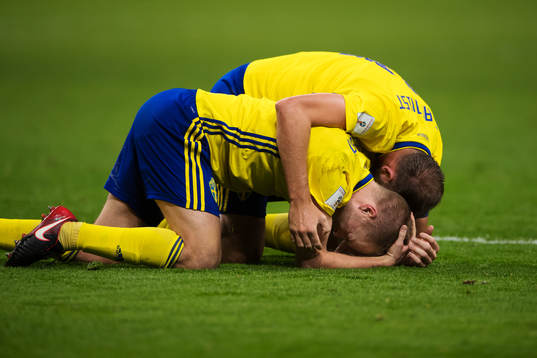 Sveriges Sebastian Larsson och Andreas Granqvist kramar om