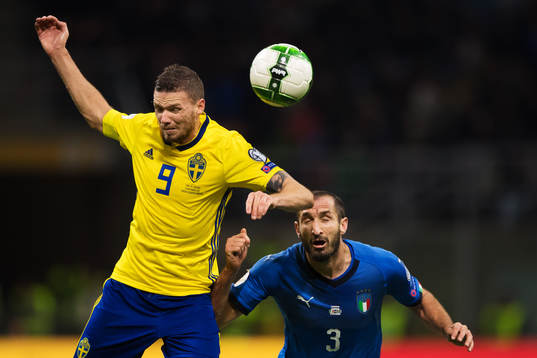 Sveriges Marcus Berg i en luftduell med Italiens Giorgio