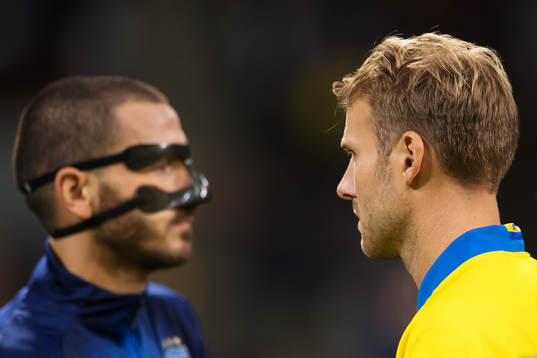 Italiens Leonardo Bonucci och Sveriges Ola Toivonen