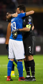 Italiens Leonardo Bonucci kramar om målvakten Gianluigi