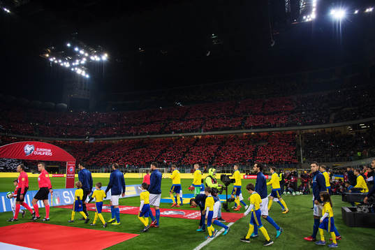 Sveriges och Italiens spelare gör entré till