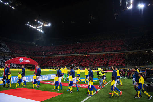 Sveriges och Italiens spelare gör entré till