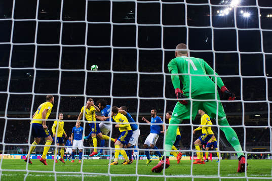 Sveriges Ludwig Augustinsson i en nickduell med Italiens